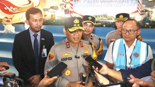 Kapolda Metro Jaya Asep Edi Suheri meninjau langsung kesiapan pengamanan di Bandara Soekarno-Hatta (Soetta) jelang libur Natal 2025 dan Tahun Baru 2026. (dok Ist)