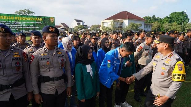 Kapolda Riau Irjen Herry Heryawan memberikan penghargaan kepada 488 personel yang ikut dalam misi kemanusiaan Sumbar. Kapolda Riau Irjen Herry Heryawan memberikan penghargaan kepada 488 personel yang ikut dalam misi kemanusiaan Sumbar.