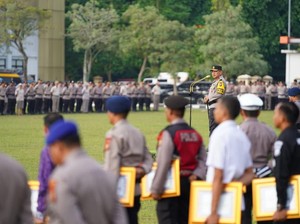 Kapolda Riau Beri Penghargaan 488 Personel Pejuang Kemanusiaan Sumatera