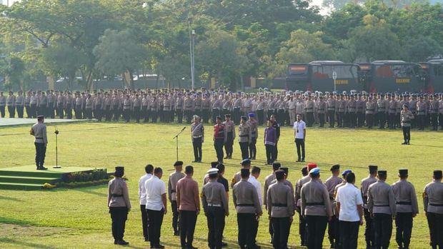 Kapolda Riau Irjen Herry Heryawan memberikan penghargaan kepada 488 personel yang ikut dalam misi kemanusiaan Sumbar. Kapolda Riau Irjen Herry Heryawan memberikan penghargaan kepada 488 personel yang ikut dalam misi kemanusiaan Sumbar.