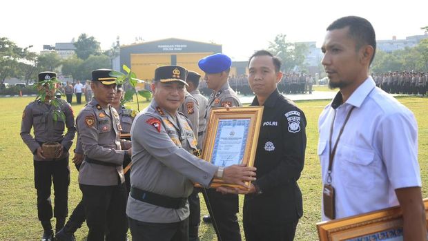Kapolda Riau Irjen Herry Heryawan memberikan penghargaan kepada 488 personel yang ikut dalam misi kemanusiaan Sumbar. Kapolda Riau Irjen Herry Heryawan memberikan penghargaan kepada 488 personel yang ikut dalam misi kemanusiaan Sumbar.