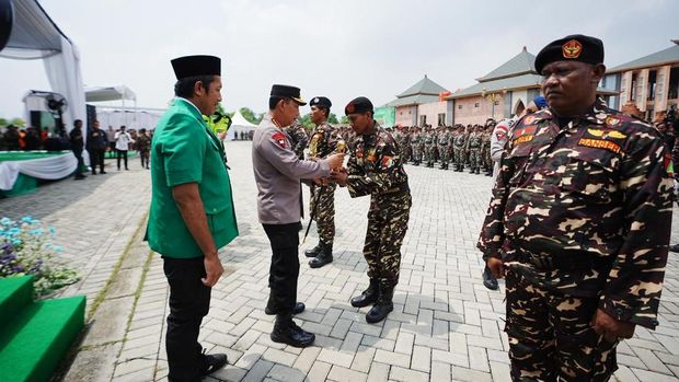 Kapolri Beri Penghargaan ke Kader Banser
