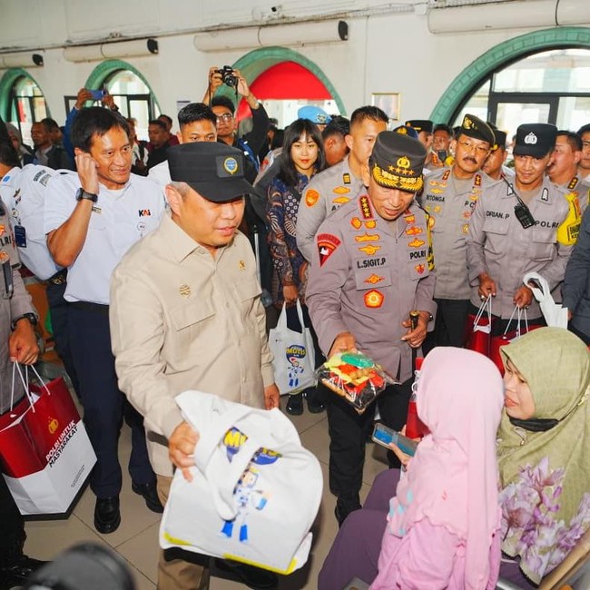 Momen Kapolri Sapa dan Beri Bingkisan ke Penumpang di Stasiun Senen