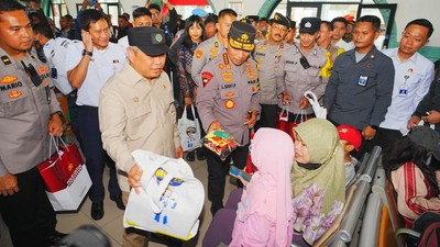 Momen Kapolri Sapa dan Beri Bingkisan ke Penumpang di Stasiun Senen