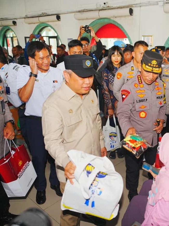 Momen Kapolri Sapa dan Beri Bingkisan ke Penumpang di Stasiun Senen
