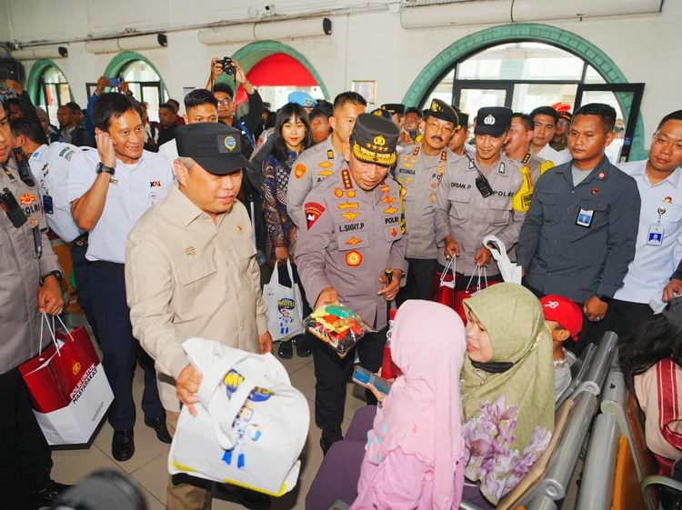Momen Kapolri Sapa dan Beri Bingkisan ke Penumpang di Stasiun Senen