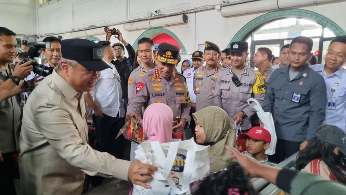 Kapolri Tinjau Stasiun Pasar Senen di Libur Nataru, Beri Bingkisan ke Penumpang