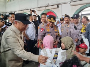 Kapolri Tinjau Stasiun Pasar Senen di Libur Nataru, Beri Bingkisan ke Penumpang