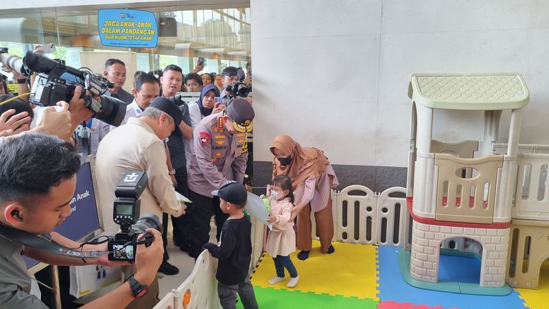 Kapolri Jenderal Listyo Sigit Prabowo meninjau Stasiun Pasar Senen (Taufiq/detikcom)