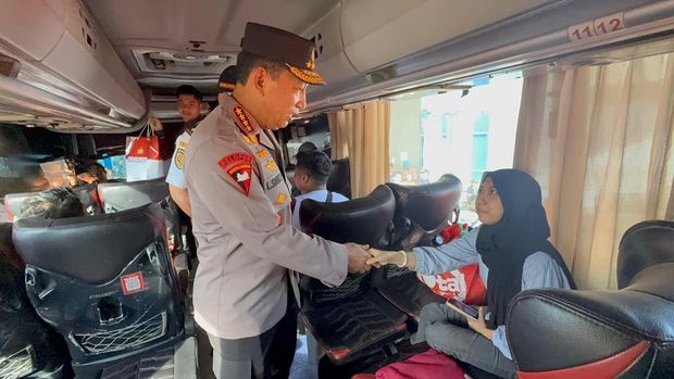 Kapolri Jenderal Listyo Sigit Prabowo meninjau terminal terpadu Pulo Gebang, Cakung, Jakarta Timur.