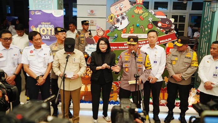 Tinjau Pengamanan Nataru di Stasiun Senen, Kapolri Ingatkan Kesiapsiagaan Hadapi Potensi Bencana