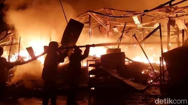 Kebakaran di los pasar pakaian di Kompleks Pasar Pagi, Kabupaten Pemalang, Selasa (23/12/2025) malam.