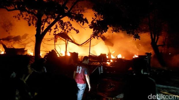 Kebakaran di los pasar pakaian di Kompleks Pasar Pagi, Kabupaten Pemalang, Selasa (23/12/2025) malam.