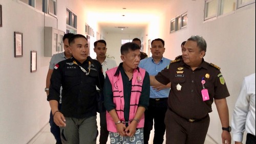 Kejari Mataram menahan MA, tersangka ketiga kasus penjualan tanah pecatu di Desa Bagik Polak, Lombok Barat, Selasa (23/12/2025). (Foto: Dok. Kejari Mataram)