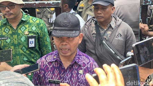 Kepala Dinas Kehutanan dan Lingkungan Hidup (DKLH) Provinsi Bali, I Made Rentin, saat di temui pada sela-sela aksi demo damai forum SSB di Kantor Gubernur Bali, Selasa (23/12/2025).