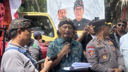 Ketua Forkom SSB, I Wayan Suarta, berorasi saat demonstrasi di Kantor Gubernur Bali, Selasa (23/12/2025). (Dinda Anastasya/detikBali)