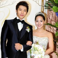Tak ketinggalan ada kisah cinta Ki Tae Young dan Eugene yang bersemi lewat drama Korea Creating Destiny (2009) lalu menikah dua tahun kemudian. Kedua putri mereka eksis sebagai Lolo Sisters, Ro Hee dan Ro Rin. Foto: Instagram