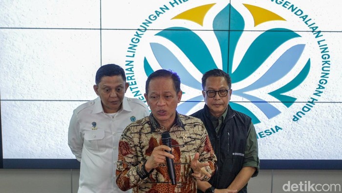 Mendiktisaintek Brian Yukiarto (Kiri) Bersama
Menteri Lingkungan Hidup Hanif Faisal Nurrofiq (Kanan) saat Konferensi Pers Ekspose Proses Penanganan Banjir Sumatera di Plaza Kuningan, Jakarta, Selasa (23/12/2025). Kementerian Lingkungan Hidup menyiapkan penanganan dampak banjir dan longsor di Sumatra berbasis pendekatan ilmiah dan data faktual.