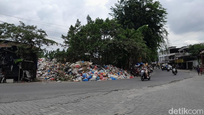 Sampah Menggunung di Jalan Karya Cilincing, Camat Medan Barat: Itu TPS