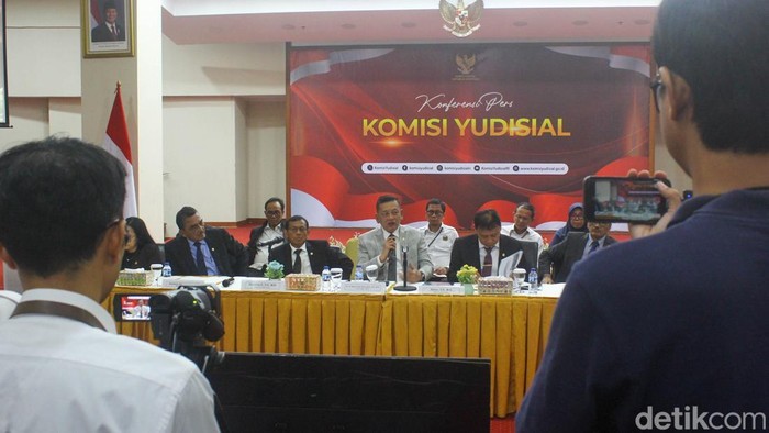 Komisi Yudisial (KY) memperkenalkan jajaran pimpinan baru untuk periode 2025–2028 melalui konferensi pers yang digelar di Jakarta, Selasa (23/12/2025). Kegiatan ini sekaligus menjadi ajang silaturahmi pimpinan baru KY dengan para pemangku kepentingan dan media.