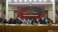 Sebelumnya, pada 19 Desember 2025, Komisi Yudisial menggelar rapat pleno terbuka untuk memenuhi amanat Undang-Undang tentang Komisi Yudisial terkait penetapan pimpinan lembaga periode 2025–2028.