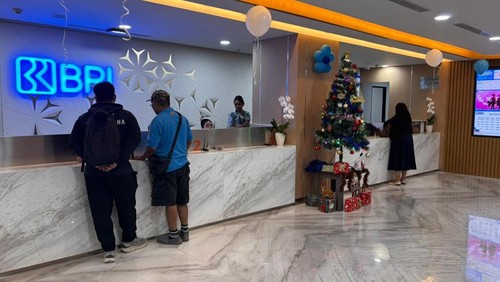 Layanan nasabah di salah satu kator BRI menjelang libur Nataru.