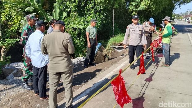 Longsor di Jalan Raya Sukorame–Slaji, tepatnya di wilayah Desa Wedoro, Sukorame diduga akibat hujan deras yang meningkatkan debit air sungai.