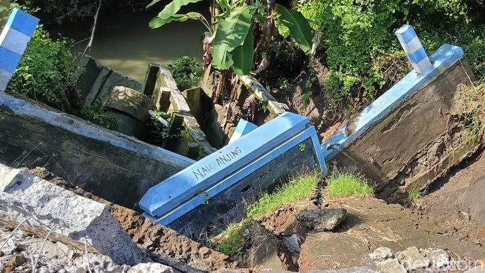 Jalan Sukorame-Slaji Lamongan Longsor Terkikis Sungai yang Debitnya Naik