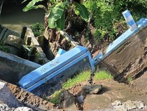 Jalan Sukorame-Slaji Lamongan Longsor Terkikis Sungai yang Debitnya Naik