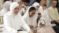 Al Ghazali melakukan sungkem ke Maia Estianty, ibunda Alyssa Daguise, Ahmad Dhani, ayah Alyssa Daguise kemudian Mulan Jameela.  Foto: Channel YouTube Maia AlElDul