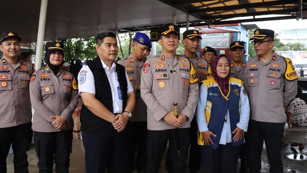 Polres Kepulauan Seribu melakukan tes urine terhadap nakhoda dan anak buah kapal (ABK) di Dermaga 16 Marina Ancol, Jakarta Utara.
