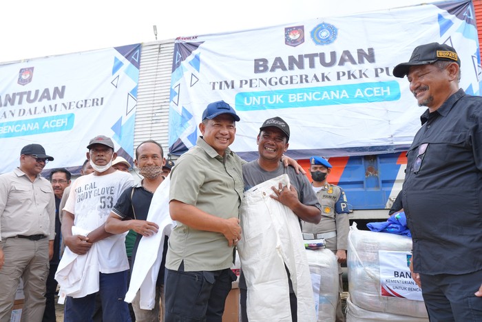 Mendagri Serahkan Bantuan ke Warga Terdampak Bencana di Aceh Tamiang