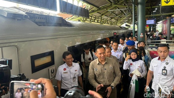 AHY Turun Gunung Cek Layanan Nataru Stasiun Gambir