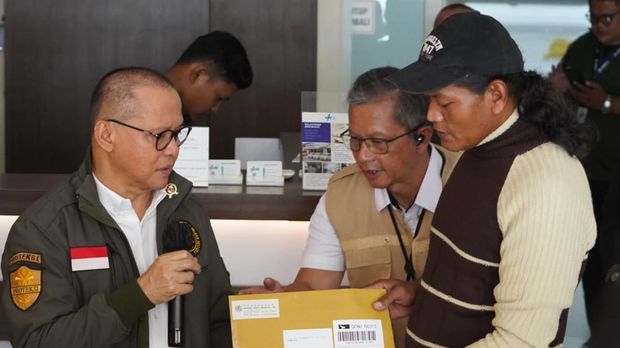 Menteri Pelindungan Pekerja Migran Indonesia (P2MI) Mukhtarudin secara langsung menjemput dan menyambut kedatangan jenazah beberapa Pekerja Migran Indonesia korban tragedi kebakaran apartemen Wang Fuk Court di Tai Po, Hong Kong, yang tiba di Bandara Internasional Soekarno-Hatta (Soetta), Tangerang, pada Selasa (23/12/2025). (Dok. Kementerian P2MI)