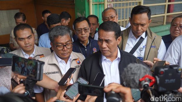 Menteri Pertanian Andi Amran Sulaiman saat sidak di Pasar Wonokromo Surabaya
