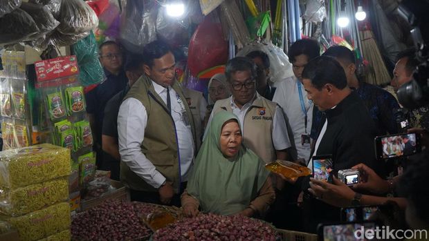 Menteri Pertanian Andi Amran Sulaiman saat sidak di Pasar Wonokromo Surabaya