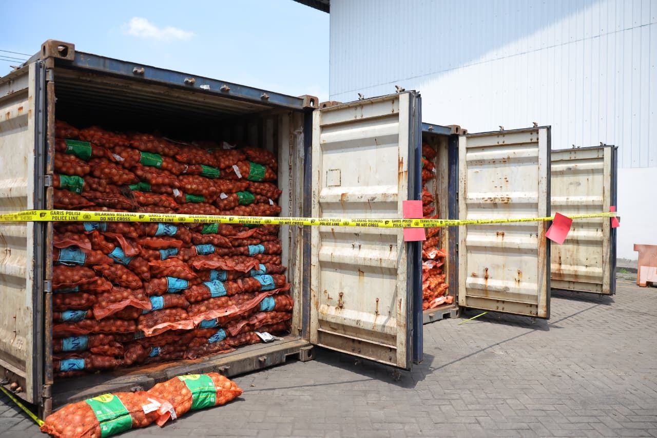 Menteri Pertanian (Mentan) Amran Sulaiman hadir langsung menyaksikan pemusnahan bawang bombai ilegal di Surabaya, Selasa (23/12/2025). (Dok. Kementan)