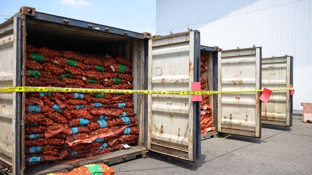 Menteri Pertanian (Mentan) Amran Sulaiman hadir langsung menyaksikan pemusnahan bawang bombai ilegal di Surabaya, Selasa (23/12/2025). (Dok. Kementan)