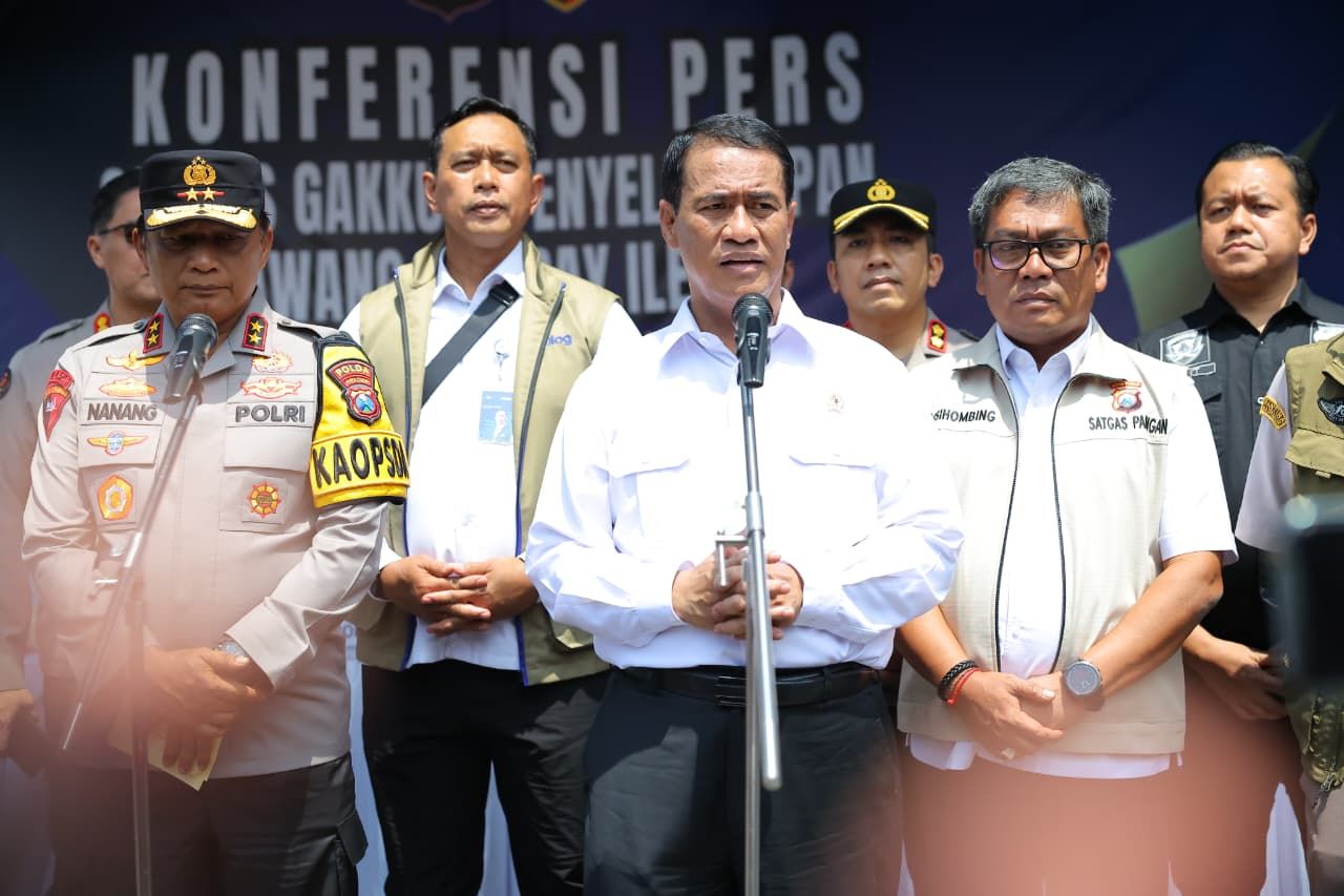 Menteri Pertanian (Mentan) Amran Sulaiman hadir langsung menyaksikan pemusnahan bawang bombai ilegal di Surabaya, Selasa (23/12/2025). (Dok. Kementan)