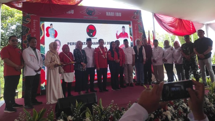 Meriah, DPC PDIP Kabupaten Bandung Barat Rayakan Hari Ibu
