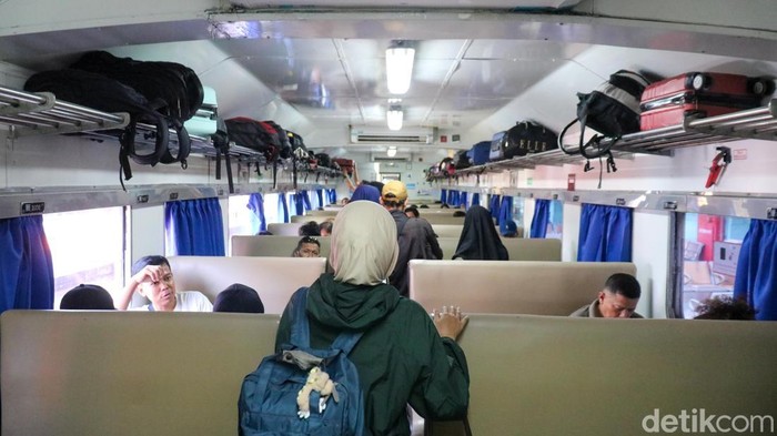 Pelepasan Angkutan Motor Gratis (Motis) Nataru berlangsung di Stasiun Pasar Senen, Jakarta, Selasa (23/12/2025). Program dari Direktorat Jenderal Perkeretaapian (DJKA) ini kembali dihadirkan untuk melayani masyarakat selama libur Hari Raya Natal dan 