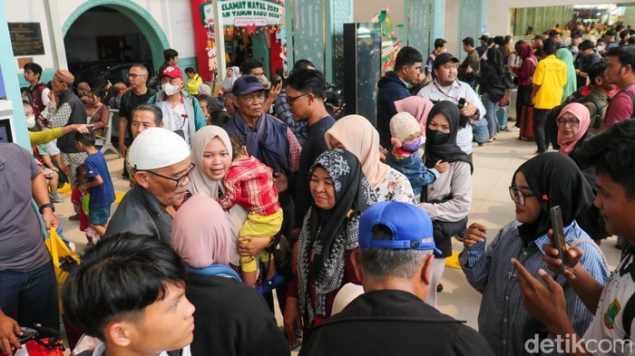 Pelepasan Angkutan Motor Gratis (Motis) Nataru berlangsung di Stasiun Pasar Senen, Jakarta, Selasa (23/12/2025). Program dari Direktorat Jenderal Perkeretaapian (DJKA) ini kembali dihadirkan untuk melayani masyarakat selama libur Hari Raya Natal dan Tahun Baru.