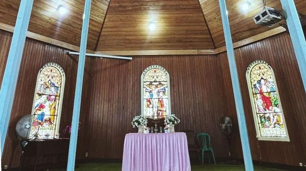 Mozaik Kaca Patri yang menjadi interior GKE Imanuel Mandomai, konon hanya ada tiga di dunia. (Dispursip Kalteng)