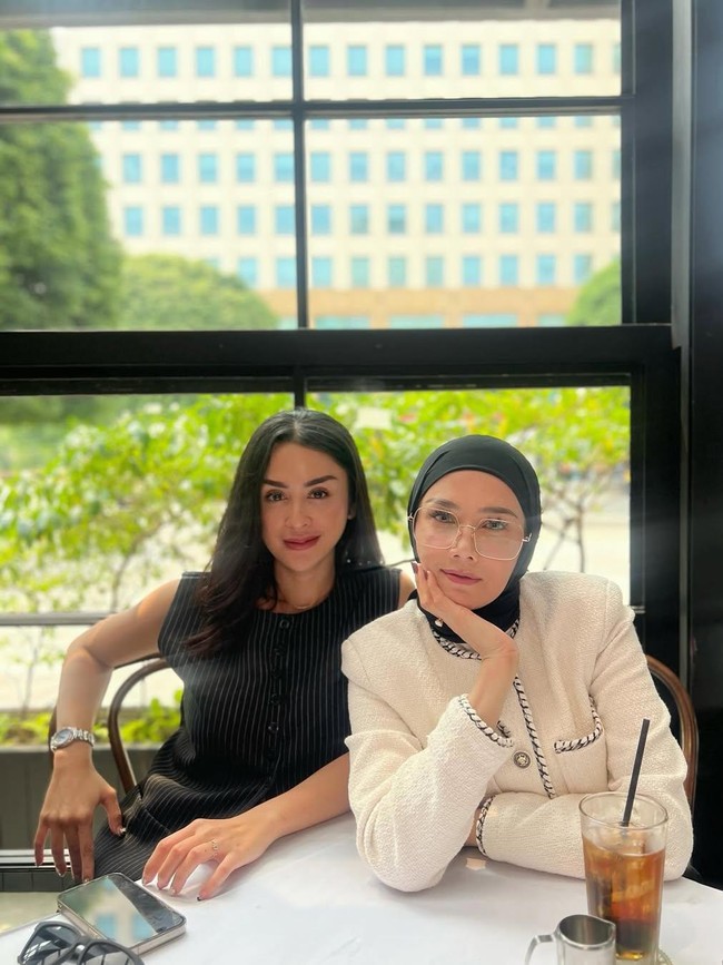 Momen Hangat Mulan Jameela Kumpul Makan Bersama Keluarga dan Sahabat