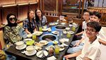 Momen Hangat Mulan Jameela Kumpul Makan Bersama Keluarga dan Sahabat