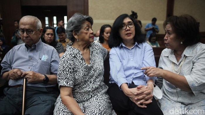 Sidang kasus dugaan korupsi pengadaan Chromebook di Kementerian Pendidikan, Kebudayaan, Riset, dan Teknologi (Kemendikbudristek) kembali ditunda karena terdakwa Nadiem Makarim tidak hadir. Majelis hakim Pengadilan Tindak Pidana Korupsi (Tipikor) Jakarta Pusat menunda persidangan hingga 5 Januari 2026.