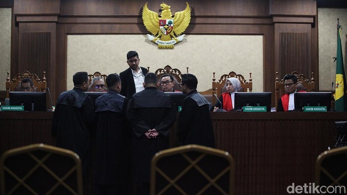 Sidang kasus dugaan korupsi pengadaan Chromebook di Kementerian Pendidikan, Kebudayaan, Riset, dan Teknologi (Kemendikbudristek) kembali ditunda karena terdakwa Nadiem Makarim tidak hadir. Majelis hakim Pengadilan Tindak Pidana Korupsi (Tipikor) Jakarta Pusat menunda persidangan hingga 5 Januari 2026.