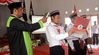 Tiga narapidana mengucapkan ikrar setia kepada NKRI di Lapas Kelas II B Slawi, Kabupaten Tegal, Jawa Tengah, Selasa (23/12/2025). Ikrar tersebut menjadi bagian dari pelaksanaan program deradikalisasi yang dijalani para narapidana. ANTARA FOTO/Oky Lukmansyah