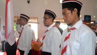 Ketiga narapidana terorisme tersebut merupakan jaringan Jamaah Ansharut Daulah (JAD) asal Nusa Tenggara Barat yang divonis hukuman penjara selama 4,6 tahun. Prosesi ikrar setia dilakukan sebagai bentuk komitmen untuk kembali ke pangkuan NKRI serta meninggalkan paham radikalisme dan terorisme. ANTARA FOTO/Oky Lukmansyah