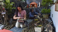 Diorama Natal dengan ornamen bencana alam menjadi simbol doa dan empati umat Kristiani terhadap korban musibah di Aceh, Sumatera Utara, dan Sumatera Barat. Foto: ANTARA FOTO/Wahdi Septiawan
